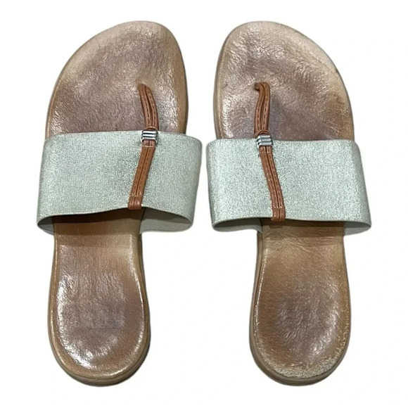 Andre Assous Platino Nice Stretch Thong Sandals 8 - Picture 1 of 6